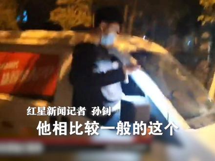 记者乘坐同车型货拉拉车辆,重回女孩坠亡现场:相比轿车,货车更容易从车窗内探出身体。