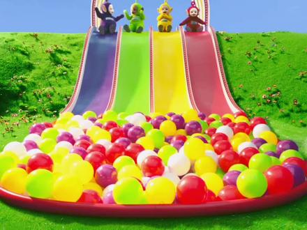 天线宝宝第二季:好开心!和孩子们一起玩滑滑梯,实在太有趣了