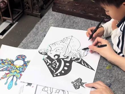 4+《忙趁东风放纸鸢》教你画出纸鸢~ 特别适合新手小白画.能够锻炼孩子手眼协调和逻辑思维能力,特别适合容易画歪画面不协调的小朋友!快带着宝贝们画起来吧~别忘记交作业哦!#爱画画的孩子 #创意美术 #画画#跟着抖音学画画 #少儿美术