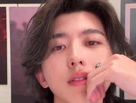 #蔡徐坤直播 坤:“我努力做音乐,你们给我P成这样,还要专门拿来给我看,我真是醉了。”看了直播真正的感受到这十年的变化,从偶练那个青春洋溢的少年到成熟稳重的大人,还有他最近的一个状态,“我现在差不多30了,不再是19,”感觉他经历了很多,希望坤越来越好#蔡徐坤