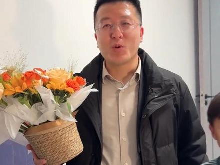 11年……像做了一个长长的梦,幸好,梦醒的时候不是黑夜,不是被泪打湿的枕边,是一切都刚好的晴天☀️
好像也是11年前,那是我第一次去他在的城市,18个小时硬座的疲累,第一次瞒着父母出远门的忐忑,都被年少时那股不顾一切的勇气,轻轻托起。~银川到天津,下了火车闷热的天气,包里的手机不停的响~我站在原地,人来人往,每个人好像都有去处,那么,三年前的他第一次一个人,拖着大大小小的行李,说着蹩脚的普通话,是不是也像此刻的我在人潮里寻找方向……
不,他和我不一样,我胆小自卑,他大方自信,我怯生生的看着这个世界,他却带着一股服输的劲儿,眼里有光。越明白他的勇敢我就越心疼他,一个人,那么远,尤其是穷孩子,走那么远……
恍惚间,熟悉的声音传来:马晓敏。我回头:他满头大汗,汗水浸湿了洗得发白的衬衫,同行的还有他的搭档,一个憨憨胖胖的河北小伙子。他俩很开心,接过我手里的行李和包,没有拥抱,只是装作自然的牵起了我的手……手心温热,有些湿漉漉的……
两个男生合租的房子里也很整洁,他俩在一块总是很快乐,偶尔也抒情,我很开心,我不在,有人陪他说话。
每天他给我10——20元的生活费,刚好够楼下吃两顿拉面的,我知道单位的饭他吃不习惯,我们又是少数民族,于是,这十几块钱成了我们仨一天的生活费,散称的大米,两个土豆,三个人,一顿饭。他们俩中午都回来吃饭,中午不回来那我就下午按着点他们回来再做,我不会做饭,但我能做熟,我能做出来家乡的味道,他吃的惯。
一个月很快,启程的车票已定,他送我去车站的路上,往我包里塞了五千块钱,他那个月开了八千,给自己留了三千生活费➕房租,我不要,太多了。马勇宏:你听我说,你给家里人说你假期在打工,你拿着这些钱告诉父母这是你挣的……
他送我上火车:他在笑,我在哭,他一个人真的好不容易,他想吃的那碗洋芋面,今天是吃不到了~安置好自己和行李,收到了他的短信:小宝别哭,很快我们就会再见。
是啊11年了,我的马勇宏不善言辞,可是对我的爱意从未打过折扣。我话很多,但拧巴又内敛。他话少,却始终稳稳的接住我所有不安。谢谢你,马勇宏。
思绪飘的很远~孩子们要回来了,该做饭了,红肿的眼睛被麦麦发现了:妈妈你怎么了?我:没事啊,你是谁的女儿呀?麦麦的声音清脆又骄傲:我是马勇宏的女儿。#家