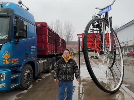 本以为老头乐已经无敌,没想到巨型三轮车才是真正的王…… 如果你有这么一台车,你会拿它做什么?#汽车人共创计划 #真实还原 #奇葩 #三轮车 @全中做巨车