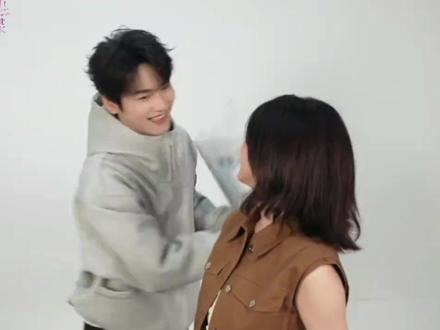 鹅厂这个剧宣真的太走心了,一秒就让人想起陈晓和陈妍希结婚时的甜蜜瞬间#陈妍希 #陈晓 #狙击蝴蝶