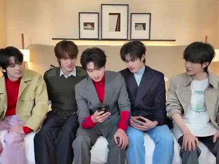 top首张实体专辑要上线了!里面还包含最新的棉花娃娃,还展示了米兰Prada时装周穿搭,好可爱!#top登陆少年 #米兰时装周 #top首张实体专辑 #top棉花娃娃 #左航