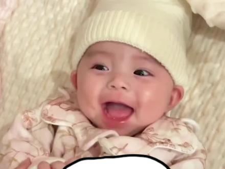 🚨宝宝笑不停=危险信号?家长必看!别再这样逗娃了! 你以为宝宝笑得越开心越好?真相可能让你后怕!😨
很多家长、长辈都喜欢疯狂逗宝宝笑,觉得宝宝咯咯笑特别可爱。但其实——宝宝一直大笑到停不下来,并不是真的快乐!😥
👉 为什么不能过度逗笑?
1️⃣ 缺氧风险:宝宝长时间大笑会导致呼吸急促,大脑供氧不足,可能影响发育!
2️⃣ 打嗝、胀气:笑得太猛会吸入大量空气,容易打嗝、肚子疼,甚至引发肠痉挛!
3️⃣ 语言发育影响:过度刺激可能让宝宝后期说话不流畅,得不偿失!
4️⃣ 情绪透支:宝宝笑到后面其实是累的,但停不下来,反而会难受哭闹!
💡 正确做法:
✅ 适度逗笑,观察宝宝状态,见好就收!
✅ 如果宝宝笑到脸红、喘不过气,立刻安抚!
✅ 避免剧烈摇晃、挠痒痒等过度刺激的方式!
爱宝宝,就要懂宝宝!转发给家人,一起科学带娃!❤️ #爱笑的人运气不会差 #育儿 #科学养宠攻略