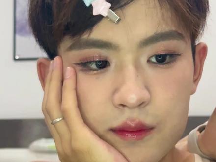 挑战给甜妹化妆的第一天#创作灵感 #谁说男生不能化妆 #憨憨男友 #塑料情侣日常 #美妆 @DOU+小助手