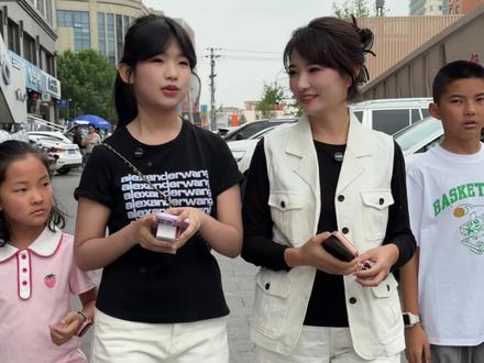 世间最好的礼物,莫过于儿女的心意。外甥女懂事又孝顺,攒钱给妈妈买了金戒指,暖心又珍贵,被这份孝心狠狠感动到了。#日常 #母亲节 #妈妈#母亲节快乐 #记录真实生活