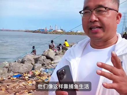 加纳——西非经济新引擎,全球投资者的机遇热土
作为非洲增长最快的经济体之一,加纳凭借政治稳定、资源富集和开放的市场环境,正成为国际资本竞相布局的战略要地。过去十年间,加纳GDP年均增长超6%,政府推行的"商业便利化改革"大幅简化外资注册流程,数字经济、农业加工、矿产开发、可再生能源等领域更享有税收减免等优惠政策。
核心投资优势
- 资源宝库:黄金产量非洲第二,可可豆全球前三大产地,近海Jubilee油田持续增产,锂矿新探明储量引发新能源产业关注
- 区域枢纽:特马港是西非最大深水港,辐射2.5亿人口的西共体市场,享受《非洲大陆自贸区》关税优惠
- 创新沃土:非洲首个移动货币系统诞生地,金融科技采纳率高达58%,政府斥资1亿美元建设科技城
- 农业转型:全球最大腰果加工厂投产在即,70%可耕地待开发,冷链物流缺口催生食品加工新机遇
政策红利加速释放
加纳政府设立"投资促进中心"提供全流程服务,允许外资100%控股,特别在工业园区、可再生能源项目给予15年免税期。中加共建的"一带一路"合作区,形成建材、医药产业集群。
当下正是布局加纳的黄金窗口期:年轻化人口带来消费升级需求,基础设施缺口蕴含基建投资机遇,绿色能源转型催生风电、太阳能新赛道。在这里,资源红利与数字经济共振,传统产业升级与新兴市场爆发并行——加纳不仅是一块投资热土,更是打开西非增长引擎的金钥匙。
#原创视频 #非洲 #非洲电商 #观潮 @酋长在非洲(非洲机械设备网) @