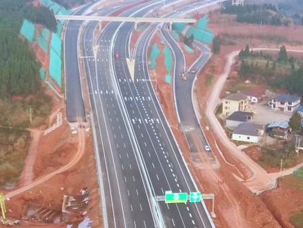 好消息,成南高速扩容明天31日12时就要通车了。这是南充首条双向八车道最宽高速。