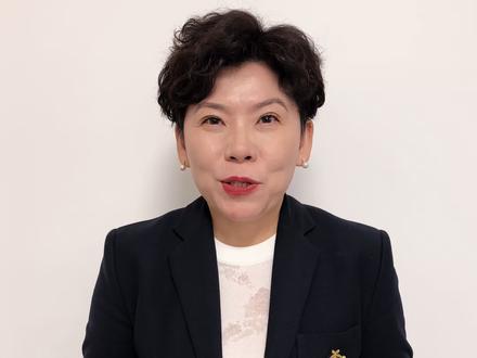 祝贺北京队获得全运会男团金牌,这场比赛非常精彩。今天北京队在排兵布阵上做了精细安排,三位选手在整体实力上也发挥得非常出色。
首先,我们来看男子双打比赛。第一场马龙带领黄友政这名小将,战胜了许昕和周恺。从两人的配合来看,马龙非常稳重,犹如定海神针。这位老将上场后会自然带动小将更容易放开手脚去拼。马龙稳健,小将敢冲,北京队获胜了至关重要的第一场比赛。
第二场樊振东对阵王楚钦,樊振东不愧是T0级选手,非常厉害。给我们的感觉是踏实、稳定、稳健。任凭你如何搏杀,我都能上台,并且我还可以高质量的输出,以及积极的抢攻和变化。王楚钦在这场比赛中也做出了很多变化,今天前几局他打得非常好,并且敢于撕开两个角,包括发长球、站在中间发球等一系列变化。但不得不说小胖就是强。
第三场是马龙对阵周恺,无论是场上的经验还是整体实力,还是老将马龙技高一筹。姜还是老的辣,马龙还是那么稳定,让人放心。但周恺也发挥得非常出色,甚至有机会拿下一局甚至两局。在第二局和第三局都是两分球输掉了这一局,在焦灼的比赛中没能把握住机会。
第四场是王楚钦对阵许昕。从现在的整体状况和打法相克来看,一定是王楚钦优于许昕。从整个比赛走势来看,王楚钦一直保持微小优势领先,引领着比赛进度。王楚钦迅速调整了第一场单打的状态和情绪,完全投入到比赛中。许昕在比赛中几度打出超高水平的球,让我们非常享受比赛过程。
全运会比赛结束了,虽然让我们非常不舍,但是我们仍然心疼这些队员,他们马上要开始新的征战。衷心希望他们能够保护好自己的身体,祝愿他们今后的人生越来越好。#亚萍姐的乒乓时间 #2025全运会