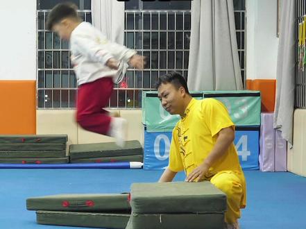 有网友指责孩子不听话,让教练放弃教他,或许你们要站在教练的角度,请给教练一点时间,也给孩子一点时间 #暮登武苑