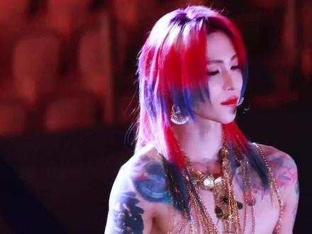 “以后就叫大夜和小页” 被藏起的一页本来是一首双人曲 最初对这首歌有执念是因为岳明辉先生2020年10月16日的那条视频 “以后就叫大夜和小页” 那是我第二次看见你眼眶湿润 第一次是偶练淘汰的那天 明辉呐你一直都说你是一个泪点很高的人 就连周围的弟弟也说你一直是一个大哥哥的形象 不会因为一些事情轻易落泪 我很少见到你的眼泪所以我一直都知道你会很容易内耗 会默默消化掉这些情绪 所以我一直一直都很心疼你的经历
那条视频里看见大家全场合唱的时候你眼睛红红的 哽咽的声音我真的特别特别心疼 没关系 这是属于我们的歌 缺失的部分自然会有爱你的人替你补上 2026年2月7日 大家看见的小页都惊呼简直像一幅美的不忍摧毁的艺术品 这首歌刚刚发行的时候 我还是个刚上高一的小女孩 如今我也已经毕业了 7年过去了有人来有人离开 岳明辉先生一直像月亮一样照亮我 或许是因为我名字带有的一个月 我一直认为这就是冥冥之中的缘分 我一直把岳明辉当做我的月亮 我的月亮先生🌙
真正的月亮从来不是灼人的太阳 他的光恰好温柔而深刻 陪伴有盈缺 不能时常见面 却因此更珍贵 我从来都没有很热烈很奋不顾身的爱 我的爱很平凡很渺小 小到扔到人群中都看不见 我一直把他当做我唯一的月亮 他从不灼伤我 就像月亮牵引着潮汐 被照亮的人也以无形的引力 赋予这份光亮以意义
真正像月亮的人不会宣告自己是光源 他只是安静存在 却让我在某个抬头的瞬间发现 原来前路早已布满清辉 原来自己行走的姿态 也可以如此从容而明亮 谢谢你岳明辉 谢谢你选择成为偶像 谢谢你照亮我 在我每一个难过 迷茫 绝望的夜晚指引我
2026年2月7日 我第一次亲眼看到了小页 好美 此刻的你再也不会红着眼眶 再也没有哽咽的声音 更多的是游刃有余 像一个艺术家雕刻精美的艺术品总是带来不一样的概念不一样的舞台不一样的惊喜 喜欢你好幸福 爱上你轻而易举 坐在台下的我 早已泪流满面 注视着我的月亮 岳明辉先生 你实现了去年的愿望 这一次我没有遗憾了
#神级现场 #岳岳pinkray#坤音Q跨万马奔腾 #被藏起的一页