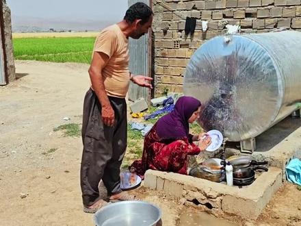 阿丽玛想把阿里赶走,阿丽不给阿丽玛吃到,阿丽玛这下遭殃了
