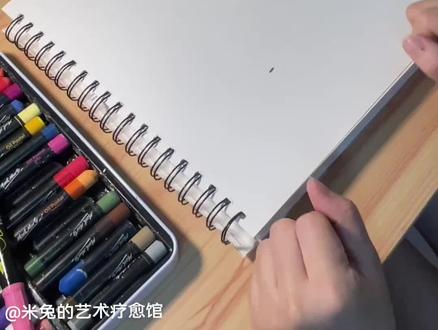 艺术绘画疗愈4️⃣三分钟画呼吸旋涡平缓焦虑内耗 亲爱的宝子们👋🏻焦虑是不是常像乌云一样笼罩着你?别担心,今天教你用三分钟画呼吸旋涡,轻松平缓焦虑🥰。
✨0基础绘画小白都能轻松掌握✨
一张纸、一支笔,就能开启一场自我提升的艺术绘画疗愈之旅⛵️与心灵对话,寻找属于自己内心的平衡与安宁。
————————————
①:选一支让你感觉平静的画笔✏️
🍃焦虑情绪释放:就从里向外画旋涡,边缓缓呼气边画,让焦虑随着笔尖一圈圈释放出去;
🌷平缓焦虑情绪:就从外向里画旋涡,边画边把注意力聚焦在一件让你安心的事上。
②:跟着呼吸节奏来
🍃吸气时圈圈舒展,感受气息充盈,线条向外流动;
🌷呼气时圈圈延续,压力随之释放,线条自然延伸。
别管画得好不好,关键是呼吸和画笔同步。
③:画希望的光
🍃画完旋涡,再拿一支象征希望的笔,在旋涡外面和间隙点上小点点,它们就像微小的光亮✨是积木及的念头。
🌷画的时候,把注意力全放在呼吸和笔尖上,焦虑思绪会被卷入旋涡,慢慢消散。
————————————
🌈真正的疗愈不是抹去伤痕,而是教会伤痕唱歌,是让情绪自然流淌。
🌈勇敢地拿起笔,大胆的自我觉察,开启这场情绪释放之旅,加油!
#绘画疗愈 #艺术疗愈 #疗愈 #情绪 #焦虑