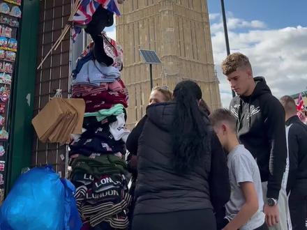 英国现状...真心提醒还未出行的朋友😭
🇬🇧英国旅行防坑tips来咯~本地人都不想说的大实话!看完再去帮你避开90%的雷~
---
📸 必打卡景点(避开人潮版)
⭐大英博物馆(伦敦):人流密集时,建议提前在线预订“非营业时间”专属导览,避开人潮,独享文物之美。
⭐泰特现代美术馆(伦敦):避开周末,选择周五或周六的晚间开放时段,欣赏当代艺术的同时,避开人群。
⭐温莎城堡(温莎):尽量避开节假日,选择工作日的早晨参观,避开人流高峰,体验皇室风采。
⭐约克大教堂(约克):避开午餐高峰时段,选择清晨或傍晚参观,享受宁静的宗教氛围。
⭐泰晤士河游船晚宴:唯一能边赏伦敦眼夜景边吃三道式西餐的体验,船票含香槟,浪漫值拉满
---
⚠ 英国旅行防坑指南
♦️提前订票:热门景点如大英博物馆、泰特现代美术馆、伦敦塔等,建议提前在线预订门票或专属导览,避免现场排队。
♦️支付陷阱:小镇店铺和地铁闸机可能不支持支付宝/微信!必带:Visa/Master芯片卡+少量现金(500英镑足够)。
♦️流量坑:国际漫游信号差!救命招:机场买Giffgaff电话卡,50GB流量覆盖全英,切记选“充值流量”而非话费。
♦️自驾风险:环岛路权规则反常识!保命建议:提前熟读“让右原则”,下载离线地图(如Google Maps离线包)。
♦️景点订票:温莎城堡、哈利波特影城门票提前2周官网预订!现场票贵且可能售罄。
#英国 #英国旅行 #英国旅游 #英国旅游攻略 #欧洲旅游