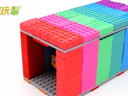 乔治用彩泥给麦大叔卡车建造车库