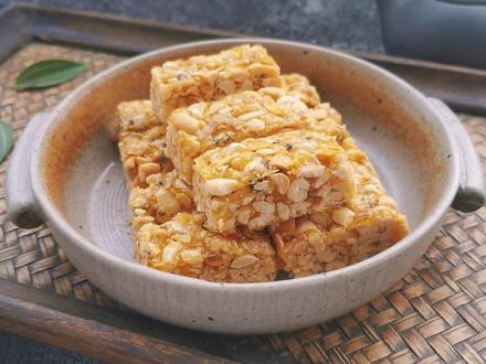 自制花生糖,学会熬糖浆是关键,掌握一个小技巧,酥脆香甜不黏牙 #在家做美食 #传统美食 #美食分享官