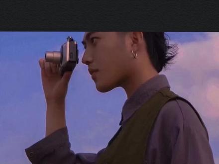 每日壹句:“如果一个女孩看见你就笑,证明她真的很喜欢你”