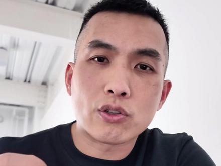 HYROX为什么这么火? 我觉得最主要的原因就是他这些动作都很简单
十年前CrossFit在国内刚刚起步的时候大家会觉得CrossFit很酷
一些很酷很炫的体操和举重动作
但大多数人练起来以后才发现这种训练对身体的要求太高了
关节的活动度,最基础的肌肉的力量,这些很多人都达不到,所以会有很多人受伤
早些年我们开玩笑的说在cf馆旁边开个康复工作室肯定赚钱
这两年hyrox的崛起
主要是因为这个赛事的8个训练项目
滑雪、推雪橇车、拉雪橇车、波比跳远、划船、农夫行走、弓箭步行走、药球投掷,这都是很基础的训练动作,即使没做过也能通过很低的学习成本学会
再加上每个项目前跑一个1公里,就可以完成这个比赛了
这对一个普通健身爱好者来说就是一个很有意思而且很有挑战的事情
只需要学会这8个动作,再找一个有这些器械的健身房就可以练起来了
总结起来就是门槛低、有意思、有挑战
#就想说点大实话 #口播知识分享 #hyrox #说真话 #健身