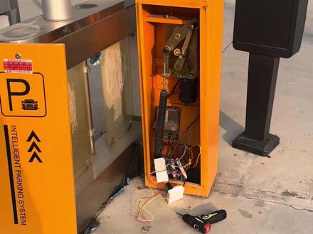 今天是小李师傅的一天,分享安装车辆识别的过程#车辆识别道闸 #车牌识别 #第一人称视角 #强烈推荐