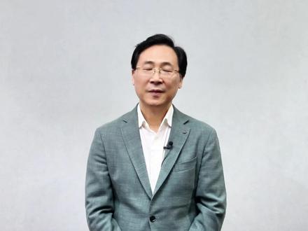 【中国音乐家协会副主席、上海音乐学院院长、著名男中音歌唱家廖昌永祝贺赵季平音乐艺术馆5月23日开馆】岁月流转,乐韵长鸣。值毛泽东同志《在延安文艺座谈会上的讲话》发表84周年之际,我校赵季平音乐艺术馆将于5月23日正式揭幕开馆。这座承载着民族音乐精髓与文化传承使命的艺术殿堂,即将在美丽的西安石油大学绽放华彩,以此深切致敬赵季平先生忠于人民、深耕乐坛、铸就经典的艺术人生。为迎接艺术馆落成、礼敬先生的艺术匠心与家国情怀,党委宣传部特策划推出系列文字与视频报道,愿每一帧画面、每一段文字,都化作传递艺术力量的纽带,让先生深耕不辍的艺术风骨、扎根人民的赤诚初心与心怀家国的精神境界浸润师生心田;让动人的旋律与不朽的艺术追求,在新时代的西石大校园里赓续传承、生生不息,绽放出更加璀璨的时代光芒。#西安石油大学