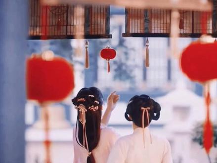 她主动求嫁给京城第一纨绔,因为她需要世子夫人的头衔。他喝酒她布菜,他花天酒地她帮他打掩护,怕他哪天带着美娇娘回来没地住,还特意收拾了一间卧房。他倒是不领情,还为此大发脾气。
那日她遇到了她那个高中状元的表哥,表哥怀中掏出一个锦囊,里面是两支簪子。她正要推拒,身后却传来世子的声音。“沈妤,你敢接一个试试!”那声音犹如切冰碎玉,令她为之一震,手一抖竟不小心搭在表哥手上。
当晚,世子歇在书房,府里便传出世子和世子妃吵架的消息。她虽年少时倾慕过表哥,但嫁给世子后早已放下。她这还没怀上嫡子,除了有点美色以外,手中一张有用的牌都没有,所以断然不能让世子厌烦了她。
所以当世子将花楼女子带回府中时,院外传来侯爷暴怒的声音,喊着今晚非要打死这个逆子。她暗道机会来了。“上家法!”下人拿着一条八尺八寸的长鞭呈上来,可世子竟丝毫不慌,反而神情复杂地看着她。眼看侯爷那鞭子便要抽下来,她咬着牙计算好时间扑了上去,只一秒她便疼晕了过去。
醒来后,世子心疼的恼她两句,“你是傻子吗?”她柔声道:“为夫君受点伤,也是值得的。”见他更自责了,她松了口气,也算没白受伤。
#小说推荐 #宝藏小说 #古言 #甜文 #小说