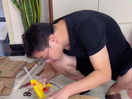 你们要的摇摇马制作教程它来了!赶紧让你家老公用家里的废旧纸箱给宝宝做一个吧!#爸爸带娃 #纸箱摇摇马#废物利用变废为宝 #记录宝宝成长