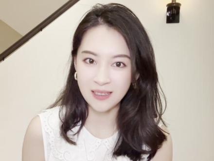 我的顶配妈妈👩来我的新家 从不指手画脚。我的顶配妈妈👩来我的新家 从不指手画脚
越大越发现
边界感在成年亲子关系中的重要性✌️
这次请爸爸妈妈
来我的新房子当客人😆
全程没有一丢丢负能量
也没有任何“指点”和教育🥳
全都是彩虹屁和情绪价值
外带妈妈撸起袖子帮我打理花园😂
插花剪草🌸
这一刻 觉得自己好幸运…
…
多少家庭的不开心和纷争
都是边界感缺失引起的🙂↕️
你想改变我
我想改变你
最后两代人一顿饭吵得互不开心…
高效情感交流时间
都被负能量所替代…😭
庆幸我们人到中年
家庭生活开开心心
聚是一团火
散是满天星…💗
#亲子关系 #家庭教育 #家庭相处智慧