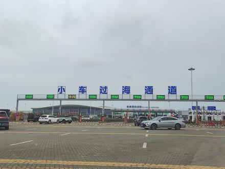 新春走基层:徐闻港停车场饱和 过海车辆待停难 2月17日大年初一下午,笔者前往徐闻港探访春运实况。现场旅客不多,购票、咨询及进出港通道秩序良好,但停车场已全部饱和,不少等待停车的旅客十分焦急。有旅客已在港外等候近 5小时,仍未有车位。
据现场工作人员介绍,近期过海车辆激增,受泊位及运力影响,出现待停积压情况。几天来,不少车主选择人车分离方案:将车辆停放在徐闻港停车场,人员单独购票过海。停车场收费为每天25 元,即便停放 10天仅需 250元,省去了驾车过海的排队与不便。
据悉,徐闻港(南山作业区)共有固定停车位 2600个,其中港区内待渡停车场 1600个,港区外社会停车场 1000个。目前所有车位均已停满,部分通道及空余地块也被挤占。