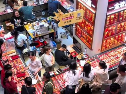 1月26日(消息)深圳,国际金价史上首破5000美元!水贝商家:一周每克涨了约100元,从未见过这样的涨速 害怕 #黄金 #大象主播说