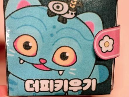 #真实生活分享计划 #安静书 #素材 #流量 #f1中国大奖赛
照顾小猫安静书
挖到宝了!这本蓝色小猫安静书,真的能玩一下午!
封面的蓝猫大眼萌到心化,翻开就是它的小世界:
• 睡在粉嘟嘟的云朵被窝里😴
• 早餐有三色糯米糕和热汤🍲
• 还有专属小秋千和小伙伴陪伴
• 洗澡、铲屎、看月亮,沉浸式养猫体验拉满✨
每一页都是可翻折的小机关,软乎乎的质感,像真的在照顾一只小猫咪。
手作感满满,画风又萌又治愈,完全是我的电子榨菜!
不管是解压还是给娃当益智玩具都超合适,谁玩谁懂!