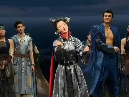 吴宣仪《她的海》首演现场直接杀疯了!
本以为MV已经够惊喜,没想到现场的《自由的心跳》更是震撼!气血很足的大女主一枚呀~
下一站,上海见!#吴宣仪 #音乐剧 #她的海 #吴宣仪音乐剧