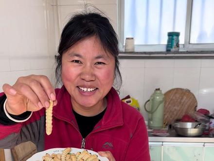 这大虫子有没有认识的?你们敢不敢吃?我是第一次见,也是第一次吃 还挺香