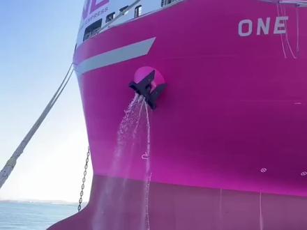 船长399.9米的大型集装箱船,船体用粉红色涂装,船舶排水量能达到24万吨,服务航速22节。