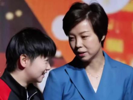 受伤的莎莎收到意外大礼,这是冠军换不来的惊喜,她和两大偶像张怡宁、马龙之间的故事很神奇 #孙颖莎 #张怡宁 #马龙 #神奇的闲鱼 #闲鱼省钱神券