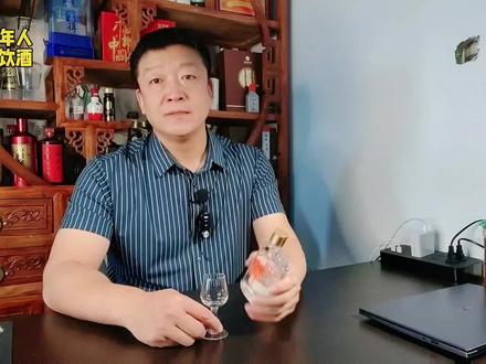 品鉴郎酒小郎酒,一款年轻人的小酒,简单实惠。#白酒 #酒文化 #马三贵品酒
