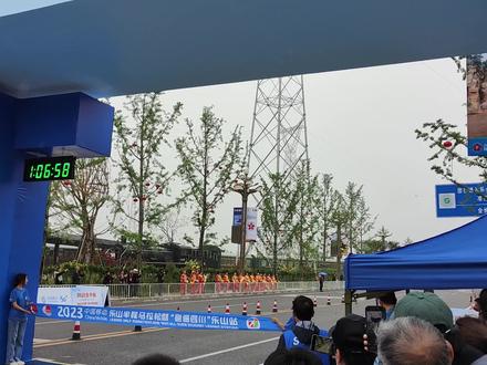 #现场实拍 激动人心的时候到了2023年乐山半程马拉松乐山站