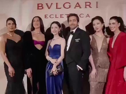 宝格丽晚宴神仙同框!三位代言人造型封神 宝格丽米兰 Eclettica 晚宴名场面!
刘亦菲 Elie Saab 高定 + 蛇形珠宝,东方神性拉满;
安妮・海瑟薇 Valentino 红裙配帕帕拉恰蓝宝石,好莱坞顶流气场;
金智媛 Alex Perry 丝绒裙 + 蓝宝石珠宝,清冷又温柔!
谁的造型赢麻了?👇
# 宝格丽 Eclettica #刘亦菲 #安妮海瑟薇 #金智媛 #高珠晚宴 #时尚红毯