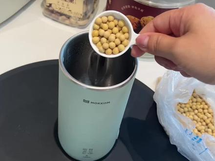坚果红枣豆浆,真的巨好喝!最近每天都在用这个迷你破壁机,热牛奶,打豆浆、打米糊、打果汁,烧水,预约,功能很齐全,非常实用!#迷你豆浆机 #迷你破壁机 #豆浆 #厨房好物 #厨房小家电