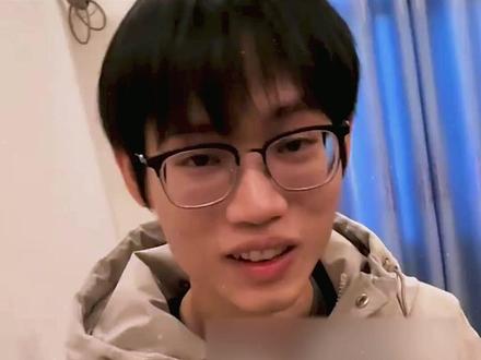 被拐30年的梁志辉回家了!弟弟请假回家和哥哥# 梁志辉 团圆,特意给哥哥和他的孩子买了两张床 Ψ2XB2