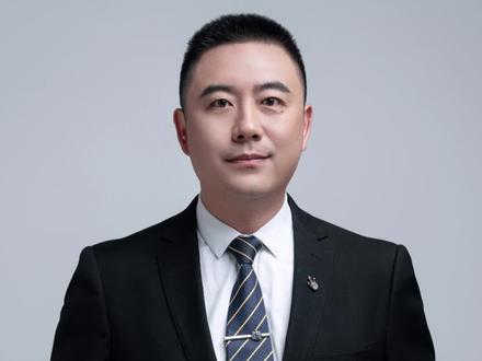 宝马在商场停了三百多天被围栏锁住,最新进展:已联系上车主取车#声量计划 #雷哥说新闻