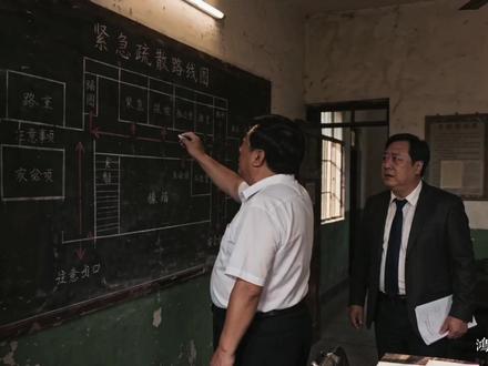 《AI短片·缺席的1分36秒》秒表滴答 护桃李无恙 谨以此片 致敬“最牛校长”叶志平#ai创作浪潮计划#青年创作者成长计划#内容由爱生成#coke #劳动者是最美的人