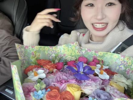 看完阿哲什么都会的超长视频,不由得为他们的群像和幸福落泪,也有感而发“我不是5100,也没有遇到刘哲,但是我有海蛎煎”。这个视频出自于情人节那天,情人节也是海蛎煎的生日,那时候我在家已经给他送完生日惊喜,我们准备出门吃漂亮饭,一上车系安全带的时候无意识的瞥到了车后座的地上,一下子就发现了花花,哈哈哈哈哈哈哈,我就说:“怎么有一束花”海蛎煎就很无奈说怎么一下子就看到了花,他本来的计划是,我一上车应该先看到座位前面的两个盲盒,我会先开盲盒,然后他再去把车后座的花花拿来给我,结果一下子被我打乱了计划,给他整的有点无语哈哈哈哈,于是就有这个视频诞生。刚开始我只是以为这是情人节的礼物和小惊喜,因为我比较喜欢有仪式感,直到他手足无措地拿出戒指来,我才知道他要求婚(因为我们有个约定视频过年前要跟我再求婚一次,我要记录下来)那时候我都已经觉得他都忘记了,没想到他还是有记在心里的,他说本来在打算在副驾驶弄网上那个花朵布景,但是要一下午,说时间来不及也会被我怀疑,所以就再重新选择了一束花,那段时间不让我看手机,就是怕被我发现。我有说过我希望我的求婚是个惊喜,还能被记录下来,但是他是那种真的很害怕别人在旁边看,他会很社恐很尴尬的那种人,他也是个不太会搞惊喜的人,所以没有想象中轰轰烈烈的求婚,就在平平淡淡的日子中出现,虽然和我之前想的不一样,他也笨手笨脚,手足无措(我在抖音给他发了非常多别人求婚的视频,他说那都一样太没惊喜了)但是我觉得我很幸福,或许我就是一个很容易满足的人,也许也是自我感动,但那一刻带来的幸福和感动是毋庸置疑的,他了解我的喜好,支持我的想法,记得我们的约定,做出实际行动,我想我会一直幸福。
“你不是5100 所以当然不需要遇到阿哲 因为你是你你会遇到的是能看到你的美好的那个他”,大家都会走在幸福的路上#阿哲和倩怡 #阿哲什么都会 #5100 #捧花见面 #求婚