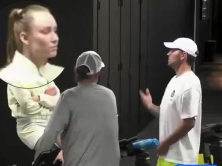 莱巴金娜小品一则 总感觉武科夫的情绪价值是要高于实际指导价值的
为了他 年终总结夺冠了就是不合影
既然你想说,那我就听你说吧
但娜娜的微表情说明了一切 哈哈 #莱巴金娜 #澳网 #武科夫