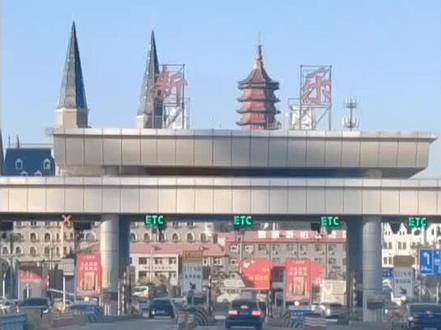 🔥 爆款打卡地:石家庄“霍格沃茨”——新乐美院超全攻略 🏰 游玩亮点
· 魔法城堡:南区哥特式城堡群,酷似《哈利波特》霍格沃茨,打卡胜利女神像、罗马柱廊,分分钟出大片。
· 中式园林:北区鸡鸣城、文峰塔、水墨长廊,一秒穿越江南水乡。
· 人工湖景:地中海湖+阳光沙滩,拍落日、喂黑天鹅,浪漫值拉满。
🅿 停车指南
校门口马路停车位少,易贴罚单!建议往前开200米找私人停车场,10元/天安全省心。
🍔 吃饭问题
校内餐厅对游客开放,可以选择就餐,也能自带零食或校外就餐。周边有小吃店,感兴趣尝本地驴肉火烧或者饸烙。
🚶 路线推荐
校门→胜利女神像→八马城堡群→地中海湖→文峰塔→鸡鸣城→北区园林,2小时逛遍中西风情。
💡 注意事项
· 预约:官方公众号“河北美术学院入校参观预约系统”预约,每周三开放,携身份证入校。
· 时间:9:00-17:00,建议上午或下午拍照,光线柔和更出片。
#标志性建筑 #河北美院 #打卡 #说走就走旅行 #出门游玩
关注我,带你解锁更多小众玩法! ✨