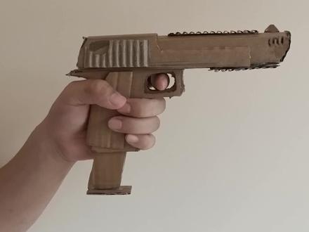 【沙漠之鹰】手工达人用废旧纸板制作一款“马格南之鹰“