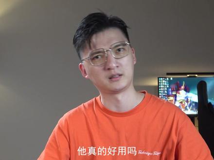 人们说他是轻薄游戏本的天花板。帅小伙讲两句吧