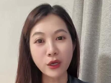 解密《给阿嫲的情书》经典画面,潮汕非遗标旗 潮汕营老爷的标旗,是省级非物质文化遗产。旗身双面采用精致潮绣,雕琢出龙凤花鸟、麒麟瑞兽纹样,还题写着国泰民安、风调雨顺、家族兴旺等吉祥寄语。#给阿嫲的情书 #潮汕标旗 #非遗文化 #营老爷习俗 #潮汕老话