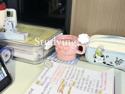 Study vlog🎧思维导图背书法强烈建议大家试一试❗️
Step1:根据目录列出章节标题❗️
这是整张思维导图的核心,在A4纸中间写下中心点,并向周围扩分散
Step2:绘制分支节点❗️
根据每章节的关键词,绘制分支节点并链接到中心点上,按照课本所学的内容再次细化
Step3:添加细节❗️
在每小章节的分支节点上添加更多的细节,根据课本上的重点来填充,不用写全部的细节,精简为主
Step4:调整修改❗️
完成一张思维导图后再进行调整修改,另外根据自己做题的经验圈画出重点,确保逻辑性和清晰明了
Step5:复习运用❗️
后期复习该章节的时候适当运用起来,确保自己的脑子里有一个逻辑框架,可以增强自己的理解力,不断加深使用可以确保自己对该章节的理解
另:学习方法和背书方法因人而异❗️可以自行调整❗️
#每日分享 #学习打卡ing #studyaccount #studywithme