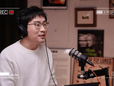 【正片】对话朱广翔:Vibe Coding下半场 ➤ 2026 年,伴随着 Claude Opus 4.5 的进步,解锁出 OpenClaw 全球刷屏,Vibe Coding 赛道也进入下半场,分裂成两个阵营:一边是继续以代码和 IDE 为中心,押注程序员的极致提效;另一边则开始以“意图”为中心,试图让软件变成表达的自然结果。
本周「十字路口」的嘉宾是朱广翔,百度秒哒产品总经理。他是清华强化学习博士,写了 20 年代码,却在百度做出了一个「不让任何人写代码」的产品。用他同事的话说:他造了一个车轮,碾过了自己的过去 20 年。
2024 年下半年,当所有人都在卷 IDE、追 Cursor 的时候,秒哒选择了一条略显"异端"路线——No Code。广翔说,当时"基本上没人信"。
在这期节目中,我们聊了:
➤ 路线之争:为什么 IDE 像"两人三足",No Code 像"人机接力赛"?为什么广翔认为 Cursor 们可能最终被大模型吃掉?
➤ 实战案例:50 岁医生用秒搭做医院官网、超级个体用秒哒年入十几万、12 人小公司一个月交付两个项目赚 70 万——他们不是程序员,但比程序员更懂业务
➤ 反常识的商业模式:秒哒不看自己的 ARR,只看用户的 ARR。"倒金字塔"理论——只要用户能赚到钱,平台早晚能赚到钱
➤ Claude Skill:"Claude Skill 就是把我们去年的 trick 公开出来了"——上下文管理的本质是什么?
➤ 15 度夹角理论:AI 产品如何在"被模型吃掉"和"享受模型红利"之间找到生存空间?
➤ 作为百度 93 年的骨干少将,广翔如何评价自己在百度做产品的真实体验?——摩擦力和助力分别在哪?「起大早赶晚集」会延续吗?
贯穿全程的一个观点是:历史从来都是用车轮碾自己的。汇编碾过了机器语言,高级语言碾过了汇编,而自然语言正在碾过高级语言。如果广翔重新读一遍大学,他说自己可能不会再学计算机——"幼儿园学秒哒就够了,大学应该去学一个真正懂业务的垂直专业。"
#十字路口 #视频播客 #朱广翔 #秒哒 #视频播客扶持计划